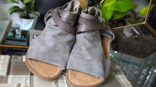 Load image into Gallery viewer, Blowfish Malibu Yoga Sandals Sz7.5
