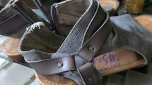Load image into Gallery viewer, Blowfish Malibu Yoga Sandals Sz7.5
