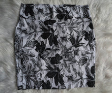 Load image into Gallery viewer, Lily Morgan Black &amp; White Tropical Flower Midi Skirt XL
