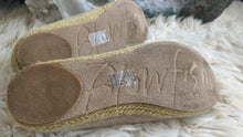 Load image into Gallery viewer, Women&#39;s Blowfish Malibu Flat Shoes Sandals Sz8
