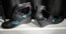 Load image into Gallery viewer, Blowfish Vegan Leather Wedge Sandals sz8
