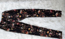 Load image into Gallery viewer, Suzy Shier Black Floral Leggings MD-LG
