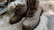 Load image into Gallery viewer, Women&#39;s Backroads Sherpa Lined Suede Hiking Boots Sz8
